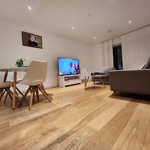 The Maud Luxury Garden Apartment