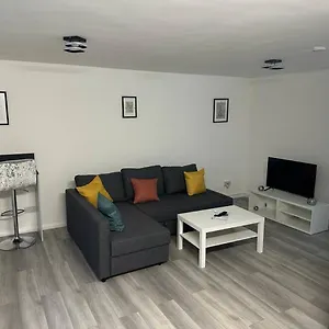 Stylish At Carlton Grove Apartment